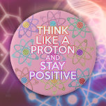 Tänka som en proton Positive Funny Science Citote Knapp<br><div class="desc">Det är aldrig lätt att stanna kvar om du inte tänkor som ett proton,  och då förblir du alltid positiv.  de bra nyheterna. En vetenskapligt inspirerad utformning av coola,  trendig och roligt. Du kan till och med anpassa bakgrunden till färg som är din favorit. Designad av Thisisnotme©</div>