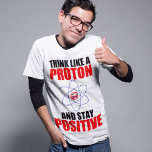 TÄNKA SOM ETT PROTON OCH STÄNG POSITIV T-SHIRT<br><div class="desc">Lönsam vetenskaplig citat,  TÄNKA SOM EN PROTON OCH STÄNG POSITIV</div>