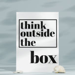 Tänka utanför rutan - Roligt Offert fet typografi Vykort<br><div class="desc">NewParkLane - Roligtens moderna vykort,  med citatet "Tänka utanför lådan" i en fet svart typografi mot vit bakgrund.</div>