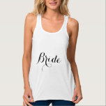 tanktopet Bröllop BRIDE Flöde för kvinnor Linne Med Racerback<br><div class="desc">Bröllop BRIDE-tanktopet för kvinnor. Trendigets mode t-skjortor och toppar med anpassningsbar. Coola avslappnad kortbyxor med kläder för dam gifter sig snart. Elegantens skriptanroptografitypografimall. Kläder för förlovningsfest,  bachelorette,  nattflickor,  möhippa osv.</div>