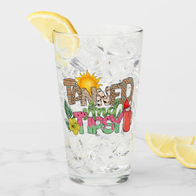 Tannad och tipsy | Roligt Sommardesign Party Glaskopp (Framsida Ice)