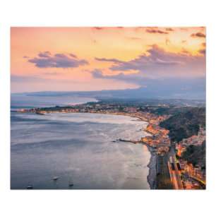 Taormina på skymningfototrycket fototryck