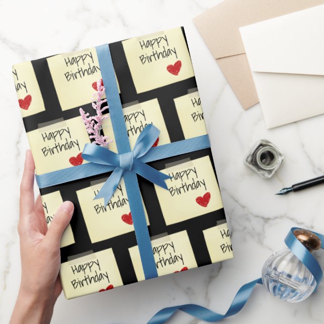 Tapat lägger upp den med rött födelsedagshjärta presentpapper (Gifting)
