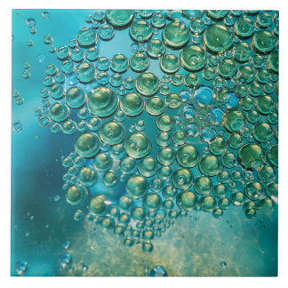 Tappar i blått kakelplatta