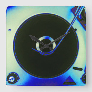 Tar tid på den Retro vinylskivspelaren för vinta Fyrkantig Klocka