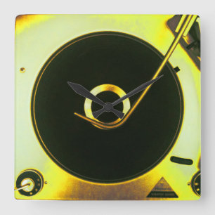 Tar tid på den Retro vinylskivspelaren för vinta Fyrkantig Klocka