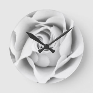 Tar tid på den rosa väggen för silver rund klocka