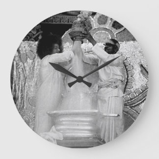 Tar tid på den stora väggen för den Sathya Sai Stor Klocka