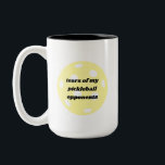 Tårar till min Pickleball Opponents Funny Mug Två-Tonad Mugg<br><div class="desc">Lustigt "tårar från mina pickleball-motståndare" citerar typografi mugg i trendiget med ett enkelt minimalistiskt bubbeltypsnitt med en subtil boll-betlikonbakgrund.</div>