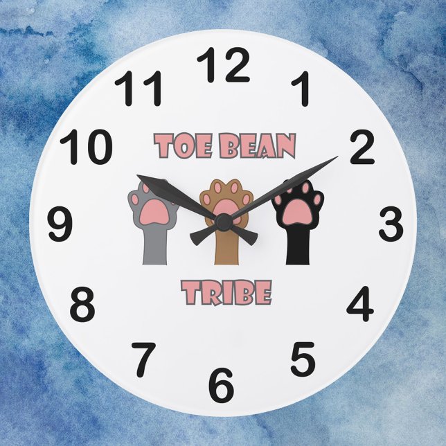 Tårbalknät stam grå svart brun kattpinnar stor klocka (A clock with three cat paws and the words toe bean tribe in pink letters & black numbers.)