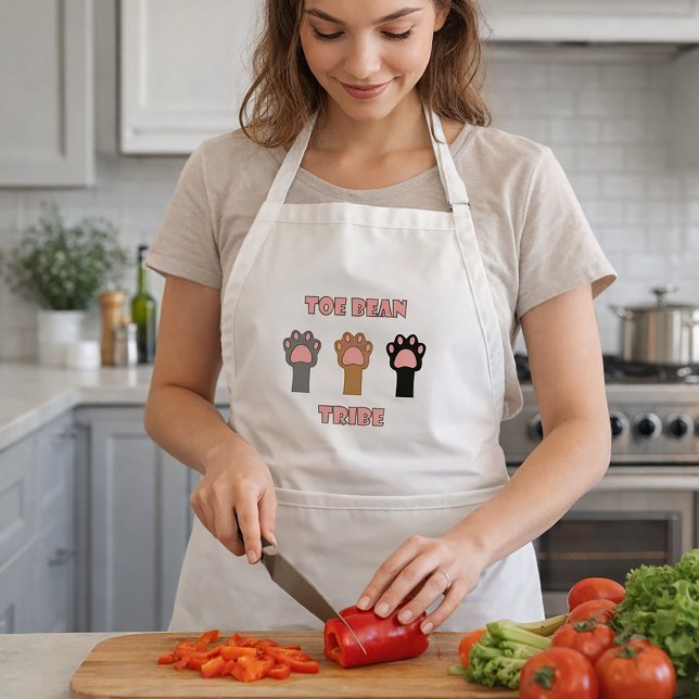 Tårbalkong Stamm Katt Klövar Brun Svart Grå Förkläde (An apron with three cat paws in gray, brown & black with the words toe bean tribe in pink and gray.)