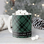 Tartan Grön Rutig Anpassad Familj Monogram Kaffemugg<br><div class="desc">Anpassa detta julkaffe eller hett kakao mugg till familjen namn och fastställt datum (år gift eller år första barn fötts) eller annan anpassningsbar. Utformningen har en klassisk men modern jägare/gräs-grönt och en svart skotsk tjärbakgrund med mönster. Gröntens bakgrund kan anpassas till vilket färg som helst.</div>