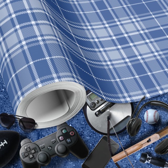 Tartan - marinblå till lätt och medelblå presentpapper (Tartan - Navy blue to Light and Medium Blue Wrapping Paper by Leapfroglisics Shop)