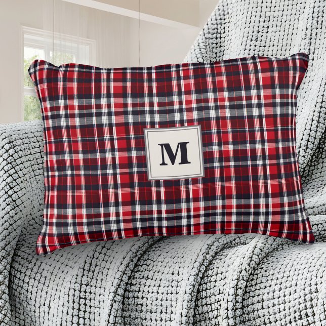 Tartan Mönster Red Play jul Monogrammed Prydnadskudde (A stylish monogrammed pillow, with tartan plaid pattern in red, gray and white)