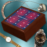 Tartan - Patriotic - Red Blue White Stars Minnesask<br><div class="desc">Tartan i röd och blå med stjärnor. Kan användas i nästan vilken tillfälle som helst och är neutralt i gender och ålder.</div>