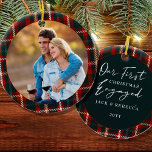 Tartan Pput Photo, första julen Julgransprydnad Keramik<br><div class="desc">Första julen försåg dig med fotoornament, personlig med foto, namn och året. Utformningen är dubbla och har ramar med pläterad handskrift. Fotografimallen visningar bild som en rund form och den andra sidan är märkt med "vår första julklapp engagerad ... [efternamn och år]". Om du har problem med placeringen kan du...</div>