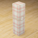 Tartan - Sage Grönt, Salmon Rosa och Elfenbenskust Presentask För Vinflaska<br><div class="desc">Tartan i sage grönt,  lax rosa och (benvitt) elfenben. Andra tillgängliga färgrutor.</div>