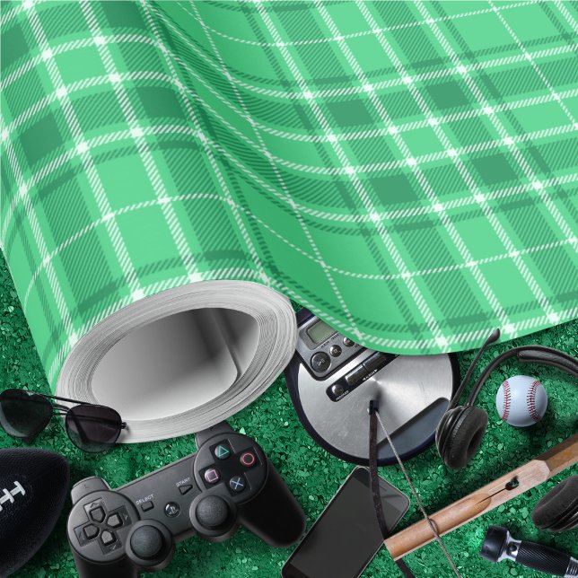 Tartan - Vibrant medelstor Grönt till Mörk grönt Presentpapper (Tartan - Vibrant Medium Green to Dark Green Wrapping Paper by Leapfroglisics Shop)