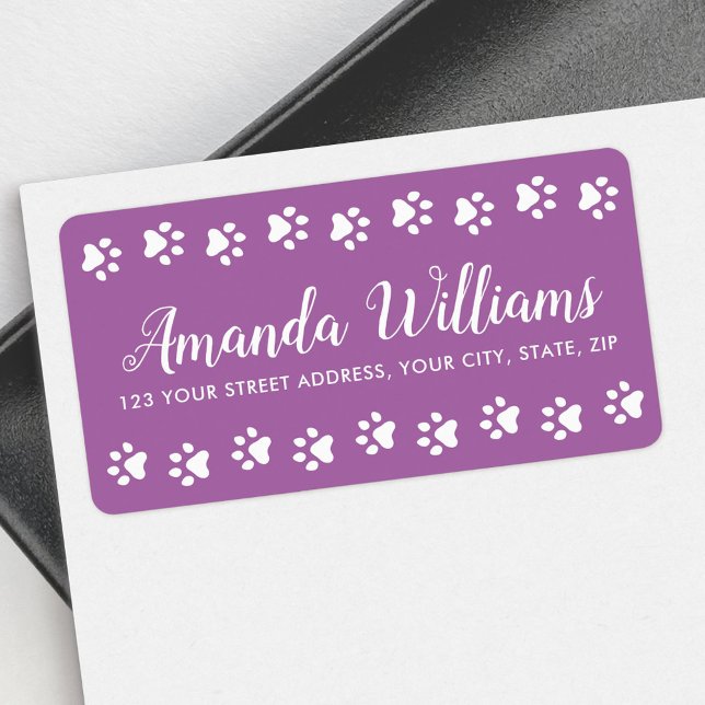 Tass avtryck lila söt -skriptreturadress adressetikett (Paw prints purple pretty script return address label)