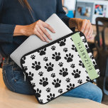 Tass Mönster, Hund, Tassar, Svartvit, ditt namn Laptop Fodral<br><div class="desc">Cute,  roligt och beundransvärt mönster med svart tass på vit bakgrund. Modern gåva och trendig,  perfekt för hund älskare i ditt liv. Anpassa genom att lägga till namn,  smeknamn,  monogram eller initialer.</div>