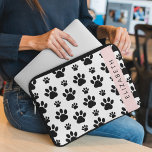 Tass Mönster, Hund, Tassar, Svartvit, ditt namn Laptop Fodral<br><div class="desc">Cute,  roligt och beundransvärt mönster med svart tass på vit bakgrund. Modern gåva och trendig,  perfekt för hund älskare i ditt liv. Anpassa genom att lägga till namn,  smeknamn,  monogram eller initialer.</div>