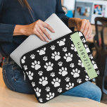 Tass Mönster, Hund, Tassar, Svartvit, ditt namn Laptop Fodral<br><div class="desc">Cute,  roligt och beundransvärt mönster med vit tass mot svart bakgrund. Modern gåva och trendig,  perfekt för hund älskare i ditt liv. Anpassa genom att lägga till namn,  smeknamn,  monogram eller initialer.</div>