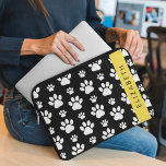Tass Mönster, Hund, Tassar, Svartvit, ditt namn Laptop Fodral<br><div class="desc">Cute,  roligt och beundransvärt mönster med vit tass mot svart bakgrund. Modern gåva och trendig,  perfekt för hund älskare i ditt liv. Anpassa genom att lägga till namn,  smeknamn,  monogram eller initialer.</div>