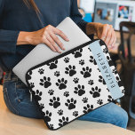 Tass Mönster, Hund, Tassar, Svartvit, ditt namn Laptop Fodral<br><div class="desc">Cute,  roligt och beundransvärt mönster med svart tass på vit bakgrund. Modern gåva och trendig,  perfekt för hund älskare i ditt liv. Anpassa genom att lägga till namn,  smeknamn,  monogram eller initialer.</div>