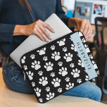 Tass Mönster, Hund, Tassar, Svartvit, ditt namn Laptop Fodral<br><div class="desc">Cute,  roligt och beundransvärt mönster med vit tass mot svart bakgrund. Modern gåva och trendig,  perfekt för hund älskare i ditt liv. Anpassa genom att lägga till namn,  smeknamn,  monogram eller initialer.</div>
