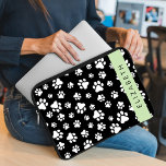 Tass Mönster, Hund, Tassar, Svartvit, ditt namn Laptop Fodral<br><div class="desc">Cute,  roligt och beundransvärt mönster med vit tass mot svart bakgrund. Modern gåva och trendig,  perfekt för hund älskare i ditt liv. Anpassa genom att lägga till namn,  smeknamn,  monogram eller initialer.</div>