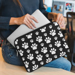 Tass Mönster, Tass avtryck, Hund, Tassar, Svarta h Laptop Fodral<br><div class="desc">Cute,  roligt och beundransvärt mönster med vit tass mot svart bakgrund. Modern gåva och trendig,  perfekt för hund älskare i ditt liv.</div>