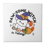 Tass-some Witch in Training - Cute Halloween Hund Kakelplatta<br><div class="desc">Den här snygga Halloween-designen har en snygg vit hund med en häxhatt, som flyger på en bom med tass avtryck och gnistor. Perfekt för hundälskare, häxaktiga vibes och kawaii fläkt! Minnessäsong på ett lekfullt sätt med denna "Tass-some Witch in Training"-design - underbar för klistermärken, t-shirts, magnet, tote bags med mera....</div>