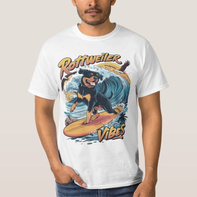 Tassar och Vågar Rottweiler Surfing Äventyr T Shirt (Framsida)