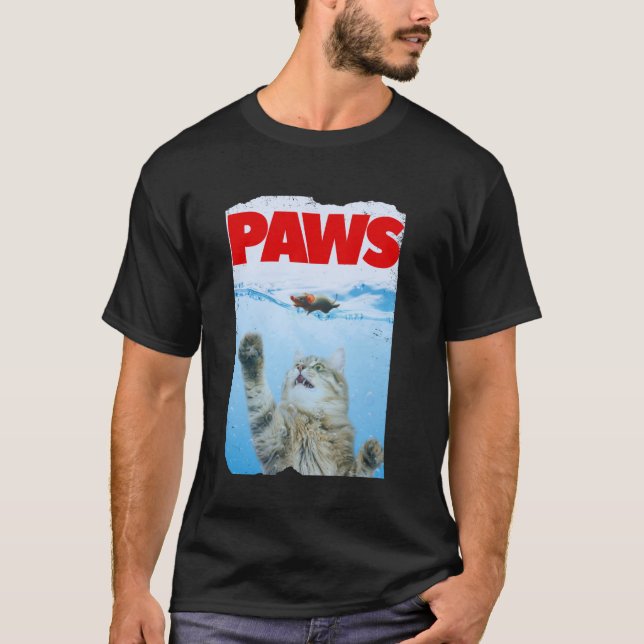 Tassar Parody Cat Chasing a Cute Skrämt Mouse Funn T Shirt (Framsida)