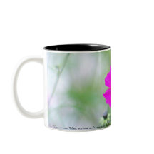 Tasse mit Cosmea-Blüte und Psalm