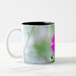 Tasse mit Cosmea-Blüte und Psalm Två-Tonad Mugg