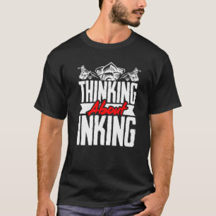 Tatakonstnär som funderar på att skriva in t shirt