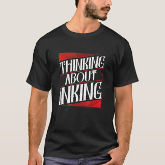Tatakonstnär som tänker på att skriva in 1 t shirt