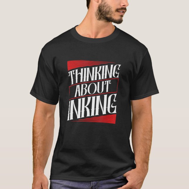 Tatakonstnär som tänker på att skriva in 1 t shirt (Framsida)