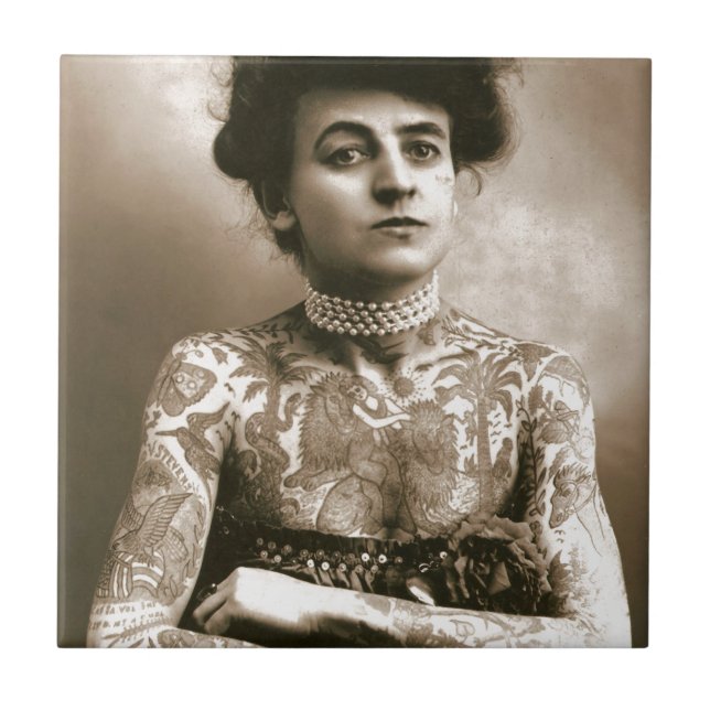 Tattoed med pärlor, Victoriancirkusfoto Kakelplatta (Framsidan)