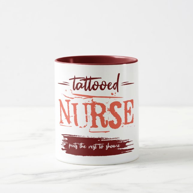 Tattoed-sjuksköterskan gör resten till skam. Gift  Mugg (Center)