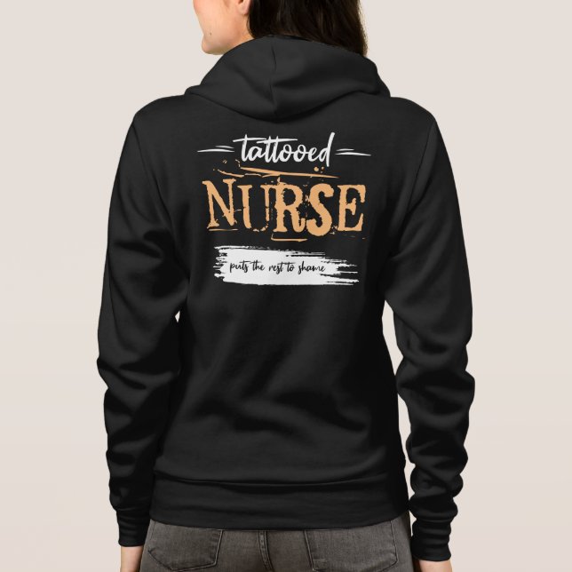 Tattoed-sjuksköterskan gör resten till skam. Gift  T Shirt (Baksida)