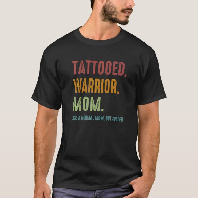 Tattoed Warrior Mamma som ett normalt Mamma men ky T Shirt (Framsida)