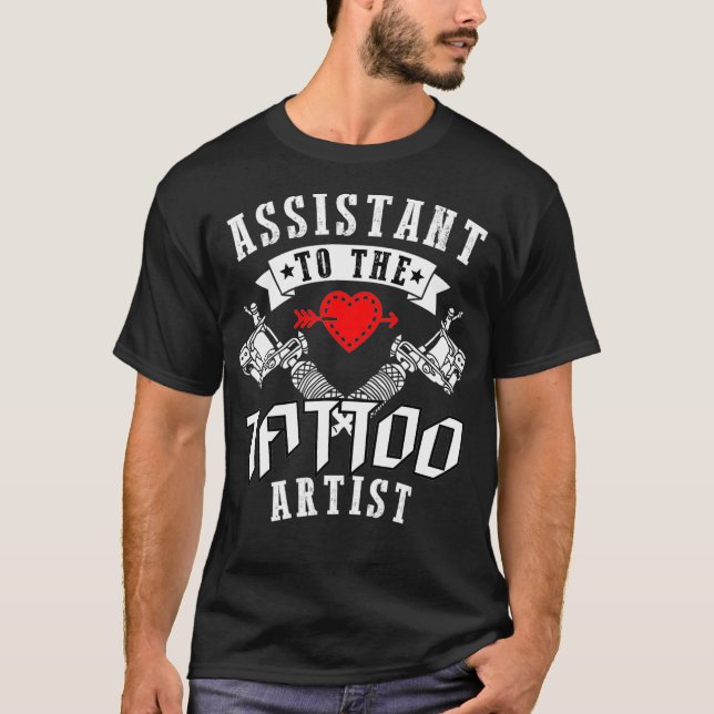 Tattoo Artist Assistant Inking Pen Machine Tattooi T Shirt (Framsida)