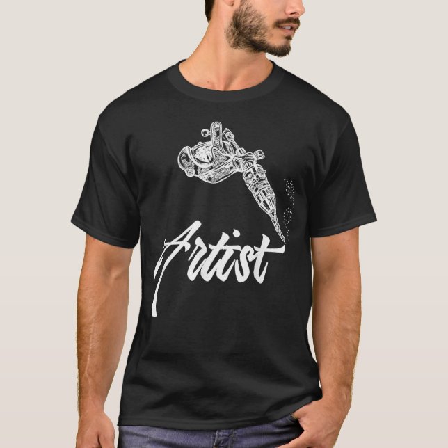 Tattoo Artist Italics Tattooing Gun  for men women T Shirt (Framsida)