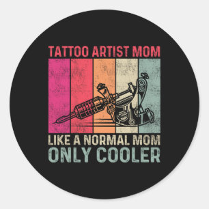 Tattoo Artist Mamma som en vanlig Mamma-färgmaskin Runt Klistermärke