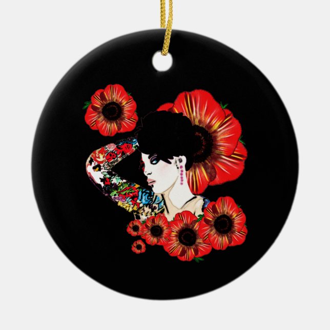 Tattoo-indickad flicka bland vallmoblommor Art av  Julgransprydnad Keramik (Framsidan)