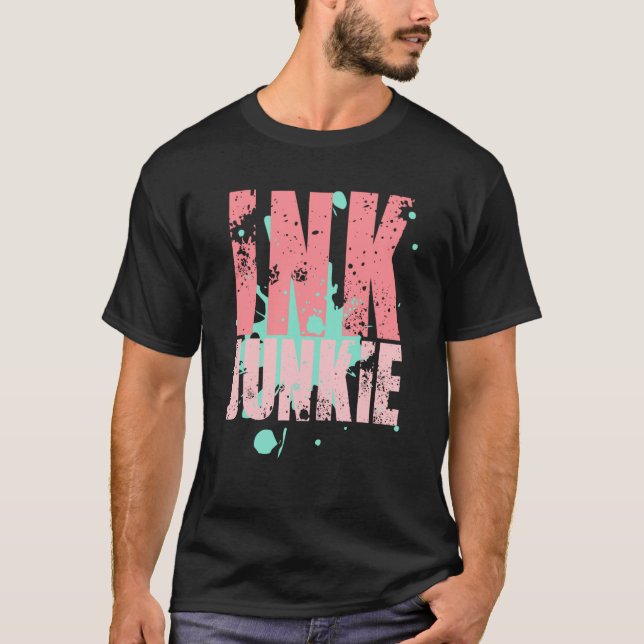 Tattooed Beauty Bläck Junkie Tattoo T Shirt (Framsida)