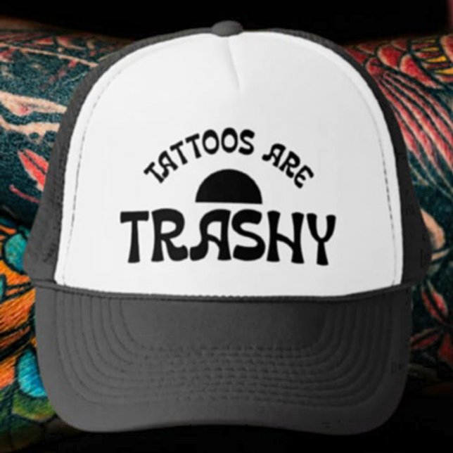 Tattoos är en Trashy Truckerkeps - med en rosa (Skapare uppladdad)