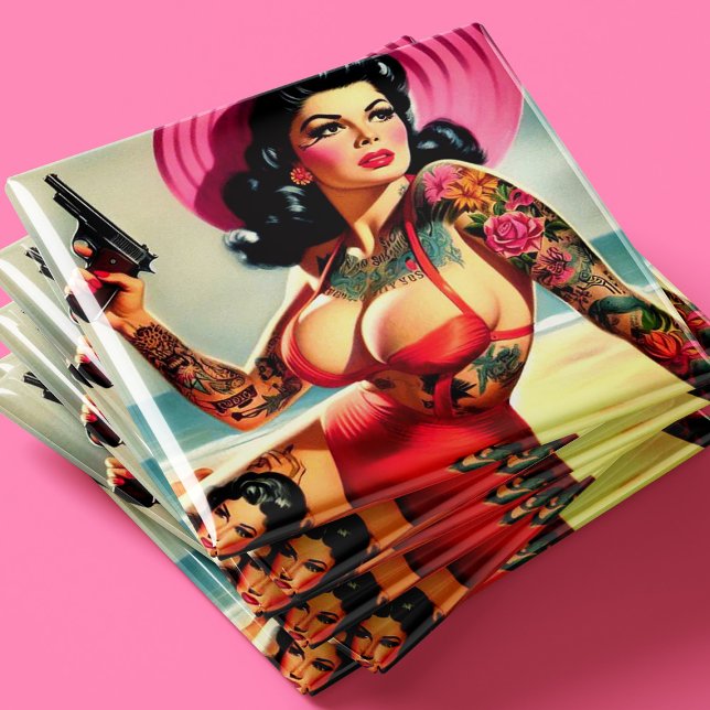Tatuerad beach pin-up magnet (Skapare uppladdad)